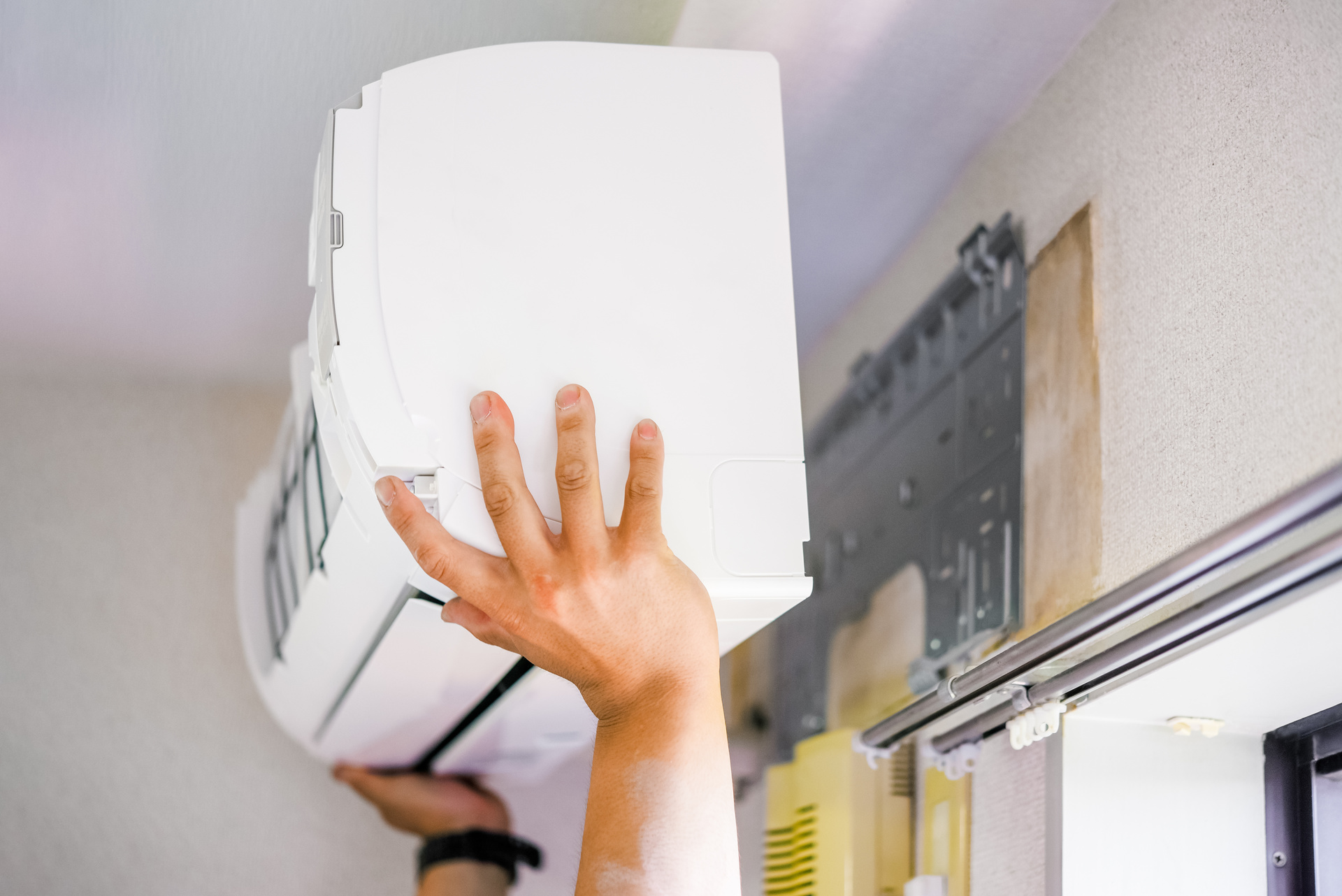 取り外し作業も実施中 | 埼玉の電気工事なら雅電気